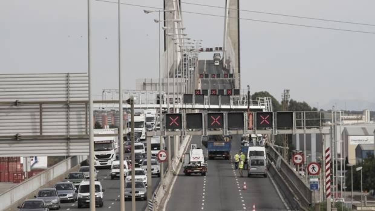 El puente del Centenario, donde han detenido a los individuos que llevaban ropa robada