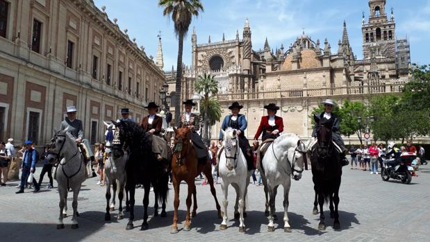 Las Amazonas andaluzas recuerdan la importancia de la mujer en la Feria de Abril de Sevilla 2018