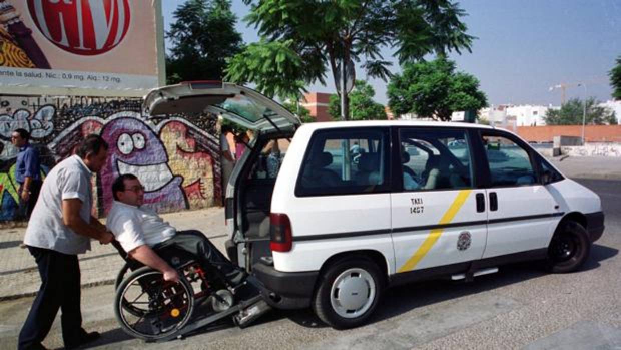 Un taxi adaptado para personas con movilidad reducida