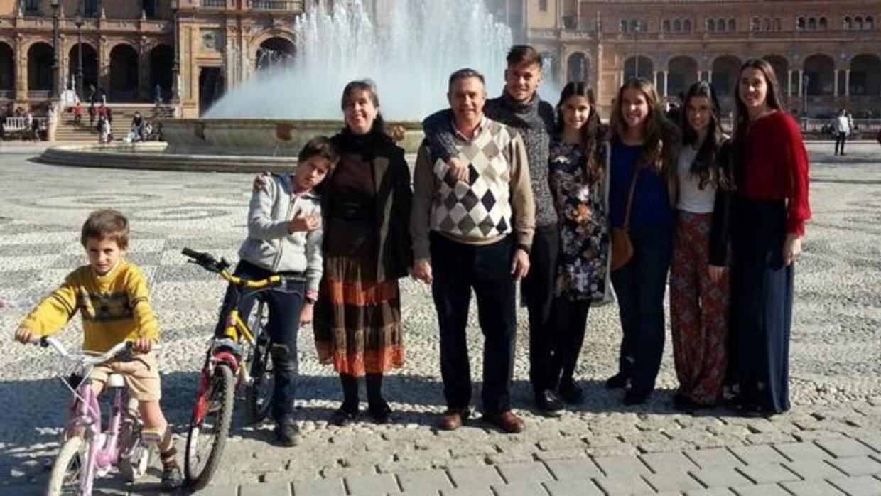 Imagen al completo de la familia Marín-Gayte en la Plaza de España