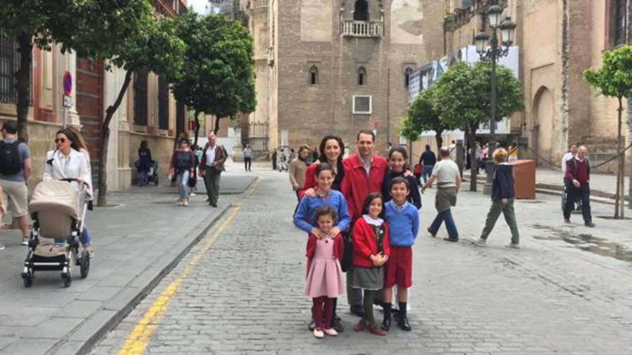 Amalia Serrano y Jesús Candau tienen cinco hijos de edades entre 5 y 13 años