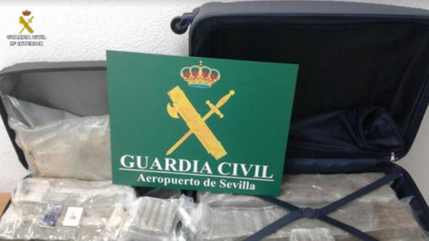 Detenido en el aeropuerto de Sevilla cuando transportaba 25,5 kilos de hachís ocultos en su equipaje