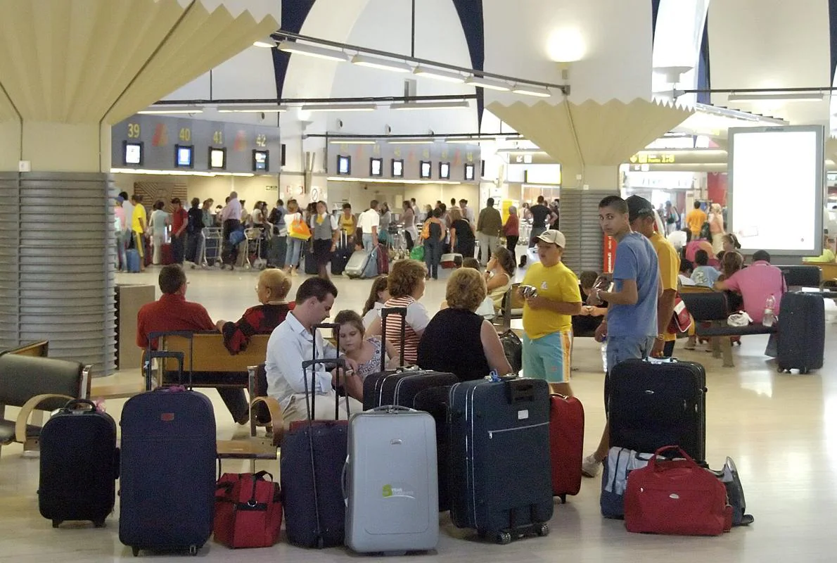 Usuarios en el aeropuerto de Sevilla