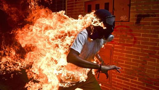 Imagen ganadora del World Press Photo hecha por el fotoperiodista venezolano Ronaldo Schemidt