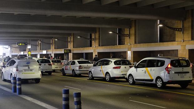 Los taxistas permanecen en el local del aeropuerto pese a vencer el contrato de alquiler