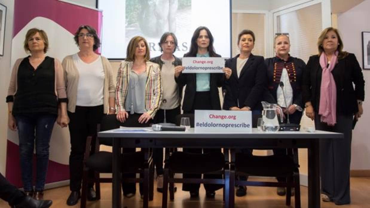 Aitana Sánchez-Gijón, apoyando en Sevilla a la Asociación Veritas en la recogida de firmas para que los delitos sexuales no prescriban a los 5 años