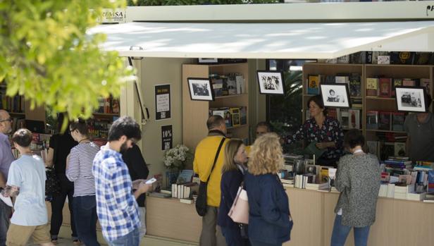 Buena afluencia de público a la Feria del Libro en Sevilla