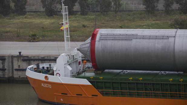 Tres grandes tanques de cerveza Heineken llegan al Puerto de Sevilla