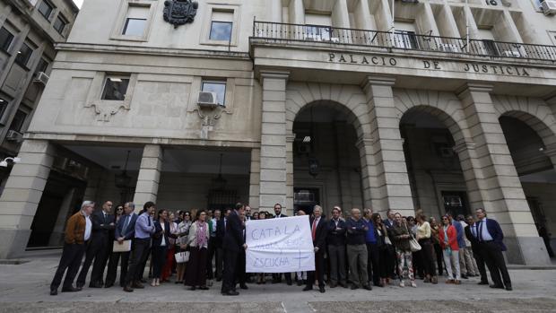 Los jueces de Sevilla sacan la pancarta: «Cátalá habla menos y escucha más»