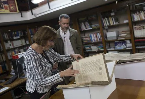 María Luz Casares, coordinadora de patrimonio del instituto, en la biblioteca