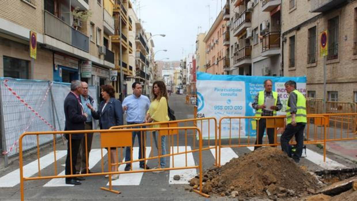 La delegada del Distrito Triana, Carmen Castreño, durante las visita a las obras de la calle Virgen de Fátima