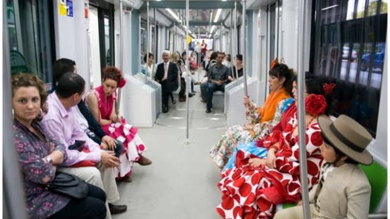 En la imagen, viajeros de la línea 1 del Metro de Sevilla se trasladan a la Feria
