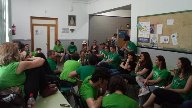 Doscientos docentes interinos se encierran en un instituto de Sevilla reivindicando un plan de estabilidad