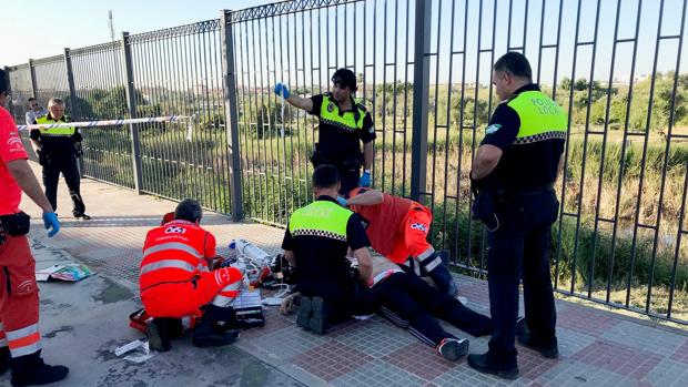La Policía Local de Tomares salva la vida a un hombre que sufrió un infarto mientras hacía ejercicio