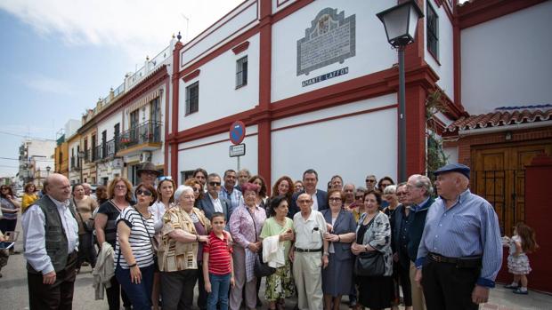 El Ayuntamiento recupera el azulejo dedicado a Amante Laffón a petición de los vecinos del Distrito Macarena