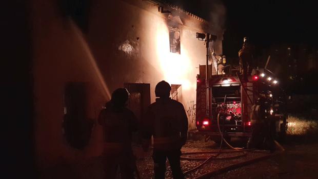Fuego en la Hacienda de la Albarrana del parque de Miraflores de Sevilla