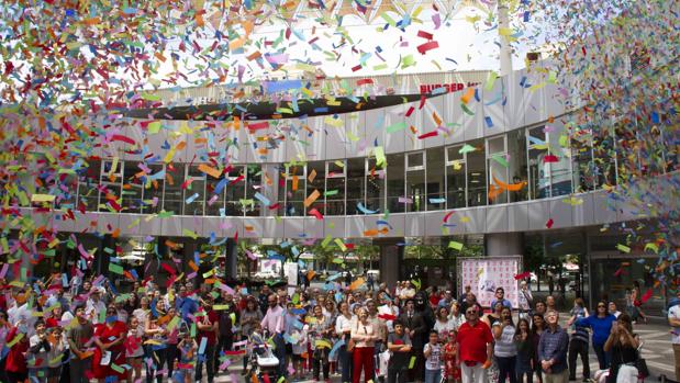 Centenares de sevillanos acompañan a Nervión Plaza en su aniversario