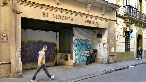 La biblioteca pública de Sevilla de la calle Alfonso XII lleva cerrada y sin uso desde hace 20 años