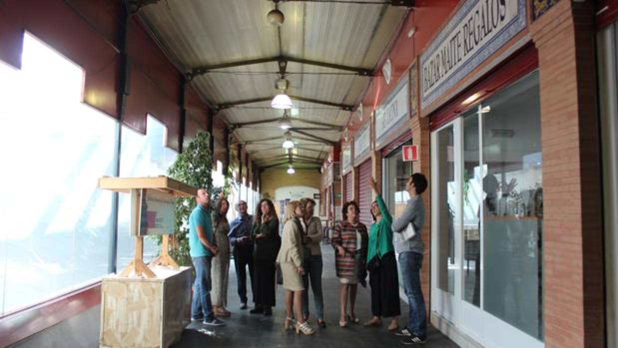 La delegada de Economía y Comercio, Carmen Castreño, en una visita a la plaza de abastos de Triana