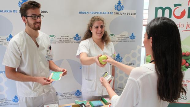 El Hospital San Juan de Dios del Aljarafe, contra el tabaco: Cambian cigarrillos por frutas