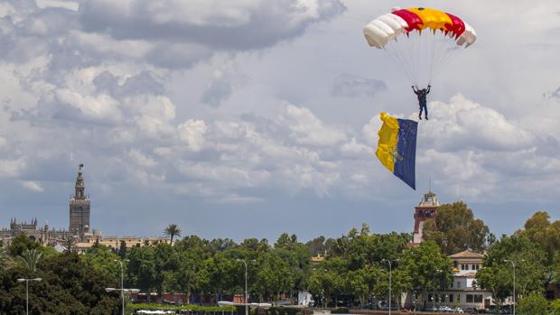 Paracaidistas en el río Guadalquivir