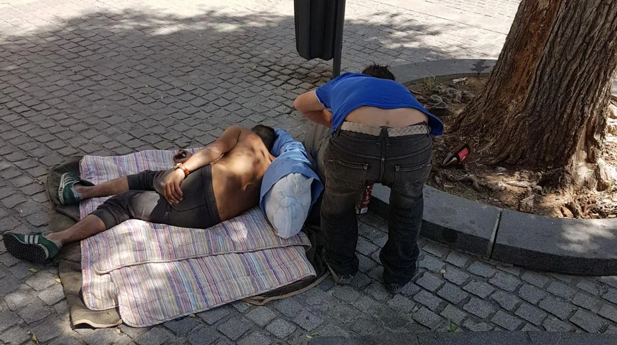 Dos indigentes en la Plaza del Pumarejo de Sevilla