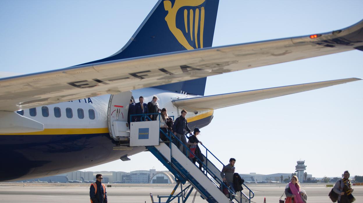 Pasajeros bajan de un avión de Ryanair en Sevilla