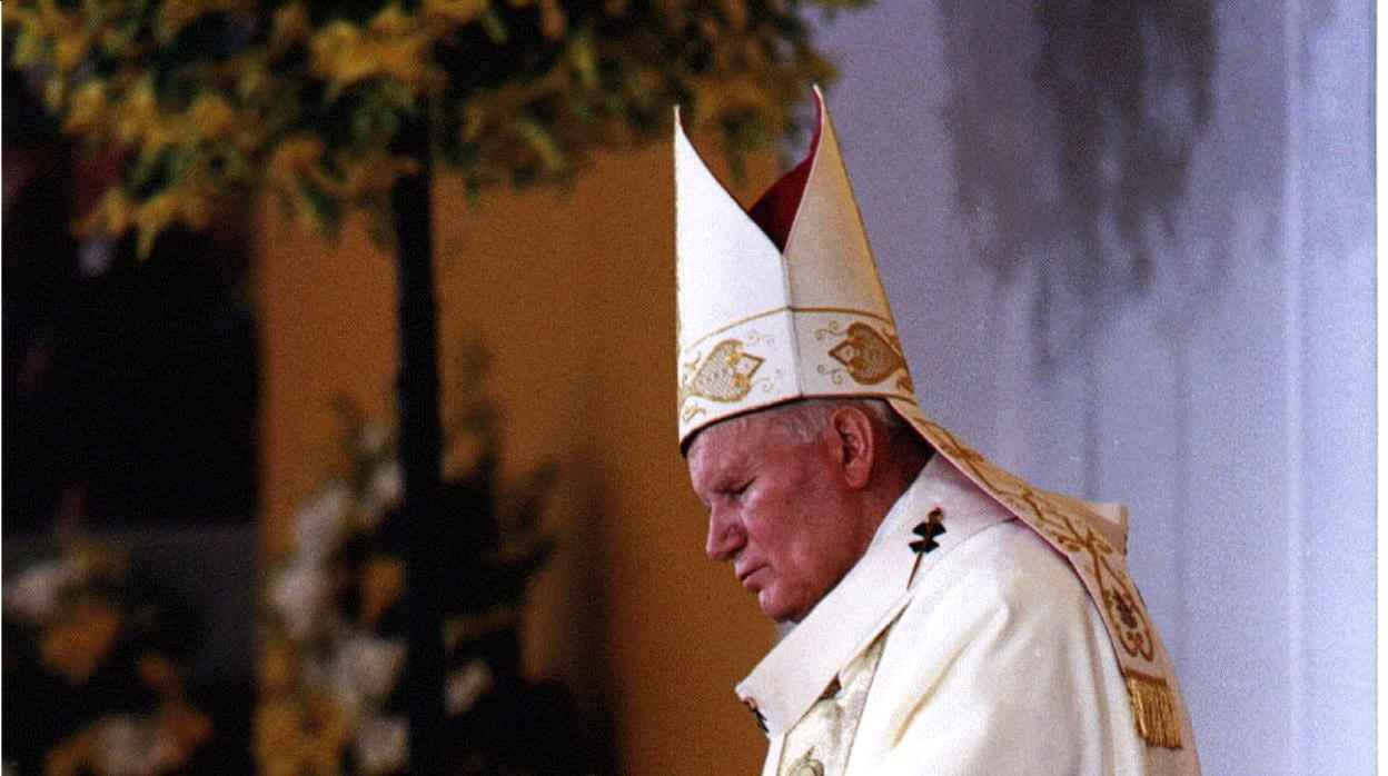 El Papa impone sus panos sobre la cabeza de José Manuel Martínez Santana
