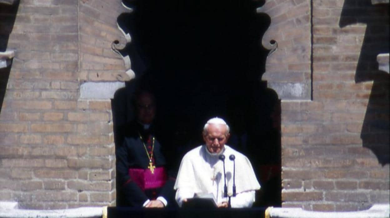 El Papa Juan Pablo II asomado al balcón de la Giralda
