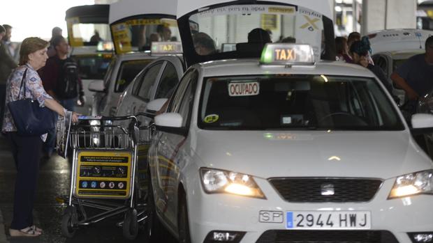 Espadas niega que haya connivencia con los taxistas del aeropuerto de Sevilla