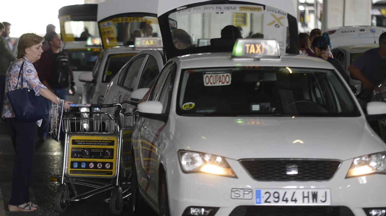 Clientes a la espera de un taxi