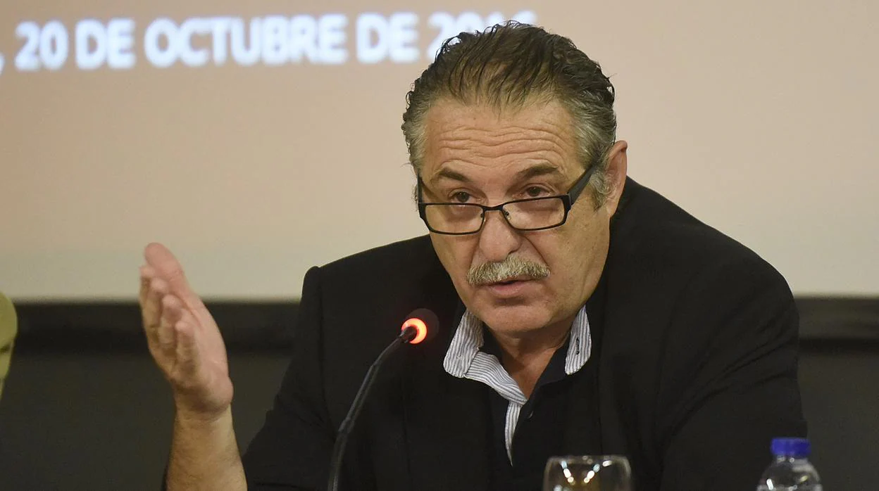 Ángel Díaz del Río, exdecano del Colegio Oficial de Arquitectos de Sevilla, en una conferencia