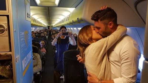 Un periodista de Sevilla pide matrimonio a su pareja en pleno vuelo y se hace viral