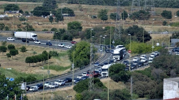 Un accidente en la A-49 provoca atascos kilométricos en la SE-30