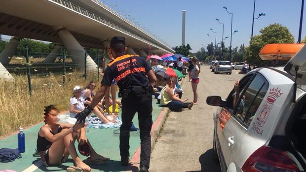 Calor y mucha agua en las colas para el concierto de Pablo Alborán en Sevilla