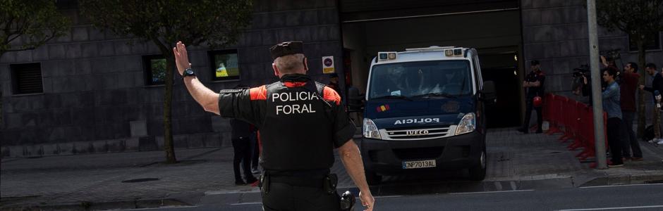 Los acusados del juicio de la Manada salen en un furgón policial de la Audiencia de Navarra