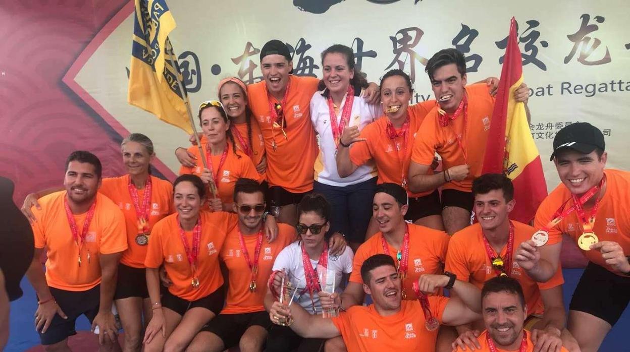 Los universitarios sevillanos celebran las medallas de oro y de plata conseguidas