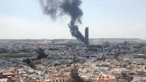 Espectacular time lapse de la columna de humo en Sevilla provocada por un incendio en una nave