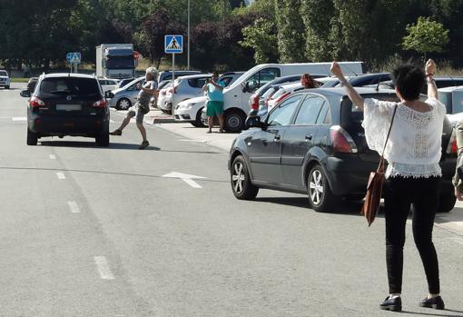 Varias personas han increpado a los sevillanos a las puertas de la cárcel