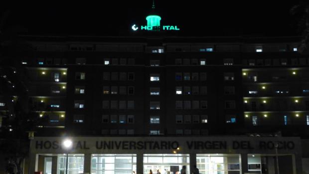 El minarete del Hospital Universitario Virgen del Rocío se ilumina de verde por el Día Mundial de la ELA