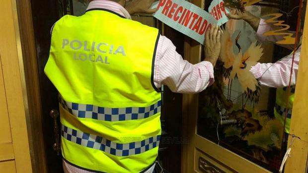 Precinta un local en Nervión por supuestamente vender alcohol a menores para una fiesta de graduación