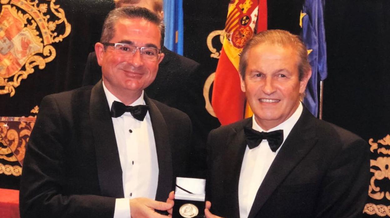 José Manuel García, a la izquierda, recibiendo la medalla de manos del presidente del Foro Europeo Cum Laude, Alfredo Machín