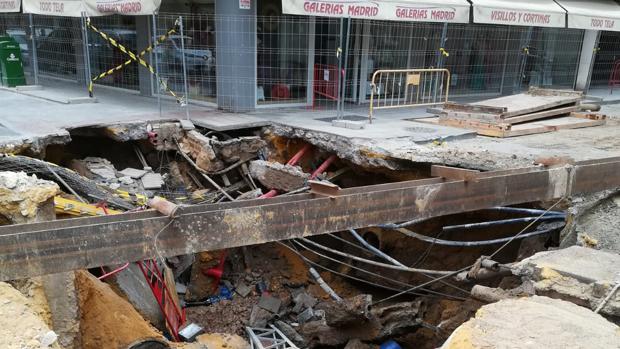 Una rotura de una tubería provoca el corte de agua en el barrio sevillano de Los Remedios