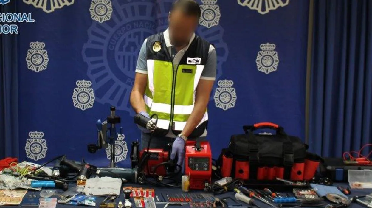 Material incautado por la Policía Nacional a la mafia georgiana que operaba en Sevilla