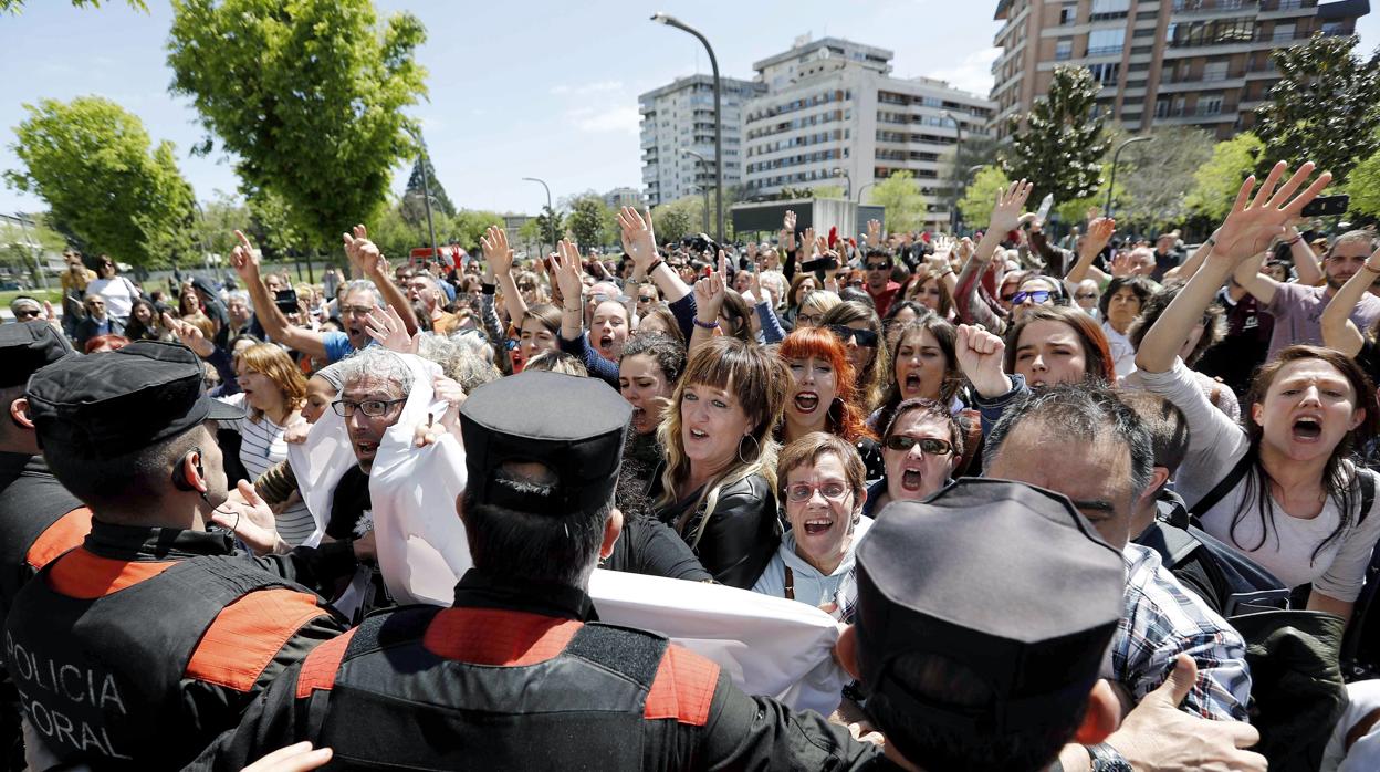 Protestas en el Palacio de Justicia de Pamplona tras conocerse la sentencia a la Manada