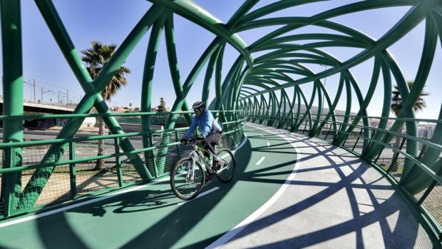 Urbanismo licita la conexión de la nueva pasarela ciclista sobre la SE-30 con la red de carril de Sevilla