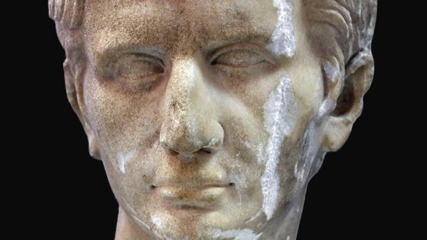 El busto romano hallado en Lora del Río lleva desde 2010 guardado en el almacén del Arqueológico