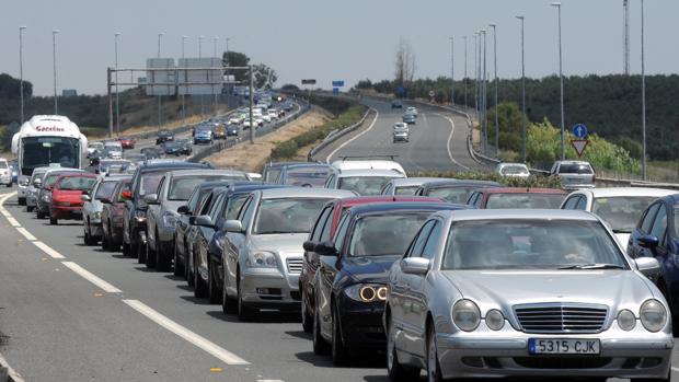 Retenciones en Sevilla de hasta 6 kilómetros en la SE-30 en la Operación Salida a las playas