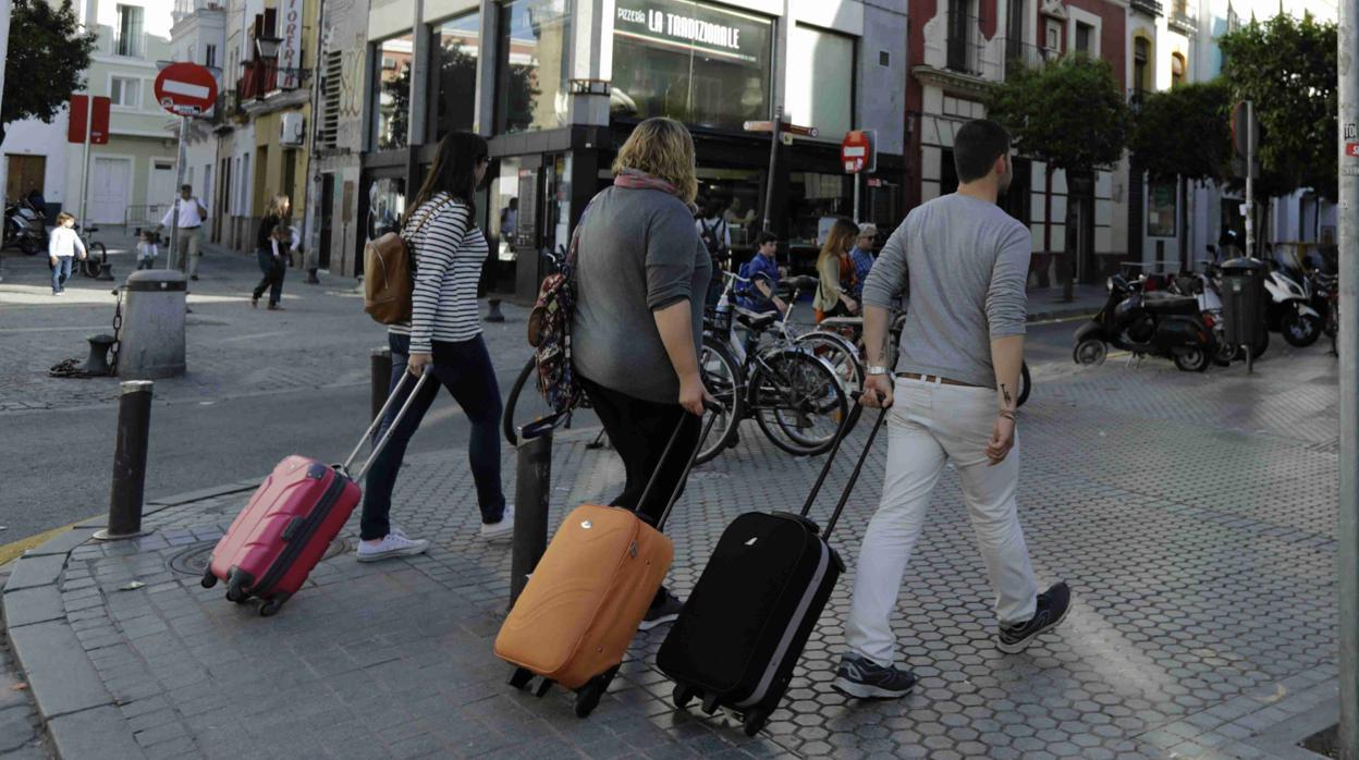 Turistas avanzando por la calle Feria