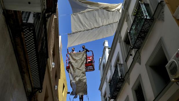 El Ayuntamiento de Sevilla comienza a colocar los clásicos toldos en el Centro de la ciudad